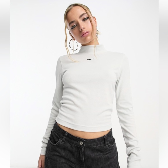 NWT Nike Women's Light Gray Ribbed Long Sleeve Tee Size Medium - Picture 1 of 5